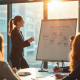 Femme d'affaires confiante dans un bureau moderne